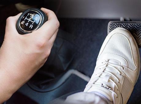 Manuel vitesliler bu hataya düşüyor! Debriyajda dinlendirmek olmaz, motoru bitiriyormuş